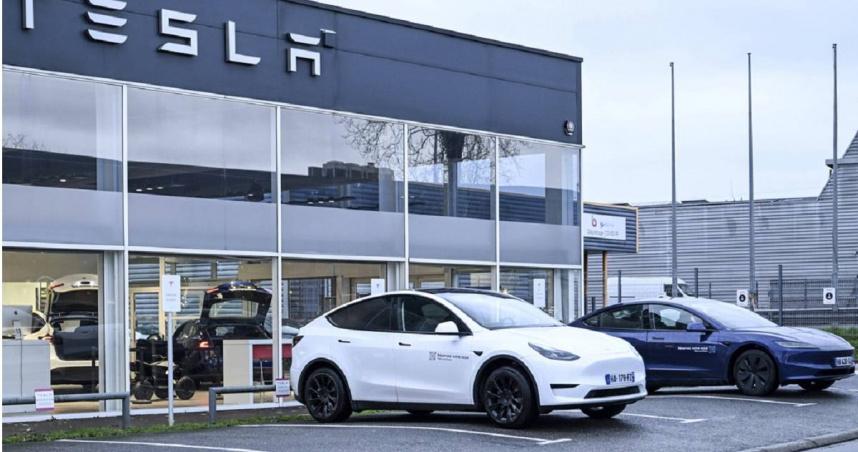 特斯拉（Tesla）上週五（10）發布公告，宣布部分車型因後視鏡攝影機無法顯示影像，將在美國召回逾23.9萬輛汽車。。（圖／達志／美聯社）