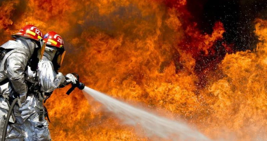 台中家俱廠發生火災，消防員全力灌救所幸無人傷亡，但廠內擺滿的木造家俱慘遭燒毀。（示意圖／翻攝Pexels）