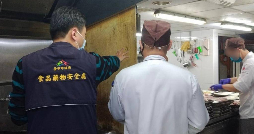 台中市五星級林酒店25日爆出新竹某房仲業72人團入住並舉辦尾牙晚宴，卻有14人上吐下瀉送醫事件，台中市食安處已抽驗食材與環境等8件檢體送驗中，同時發現作業區有天花板及迴風口積垢、食材容器未離地放置等2缺失，責令業者28日前改善完成。（圖／食安處提供）