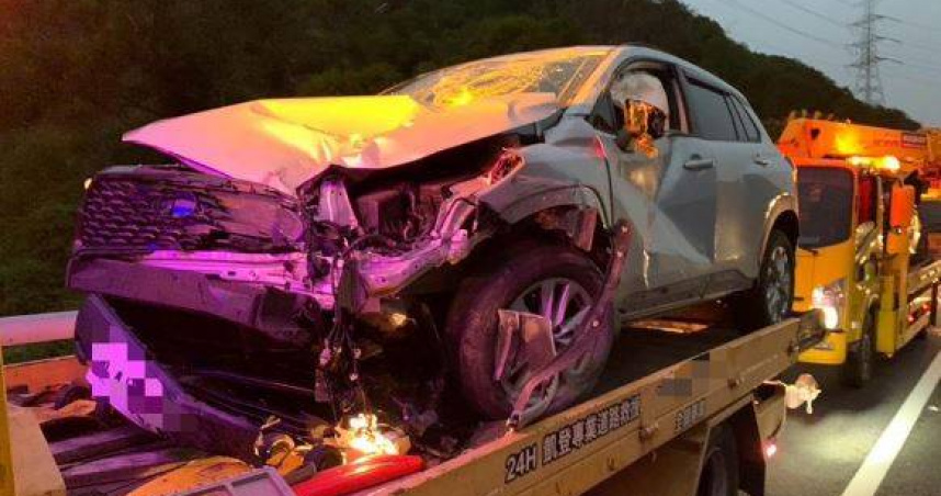 國道3號外埔段發生6車追撞，其中1輛大貨車翻覆外側邊坡，造成3人受傷送醫。（圖／翻攝畫面）