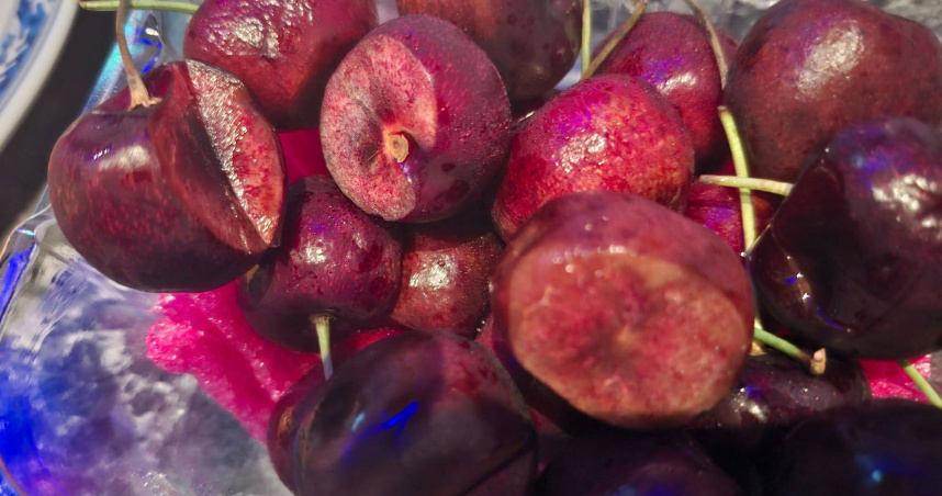 高雄有水果行被爆料，將櫻桃腐爛的地方切除繼續賣。（圖／翻攝自爆料公社二社）