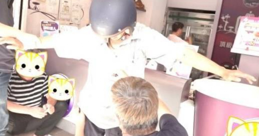 毒藥頭假裝買飲料，警方潛伏多月逮人。（ 圖／翻攝畫面）