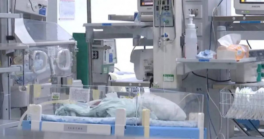 湖南岳陽一名女子懷雙胞胎，2個寶寶健康狀況卻差很多。（圖／翻攝自極目新聞）