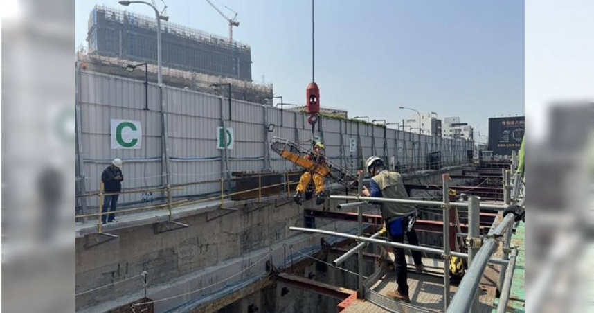 台中北屯區建案發生意外，25歲工人跌落鷹架送醫。（圖/翻攝畫面）