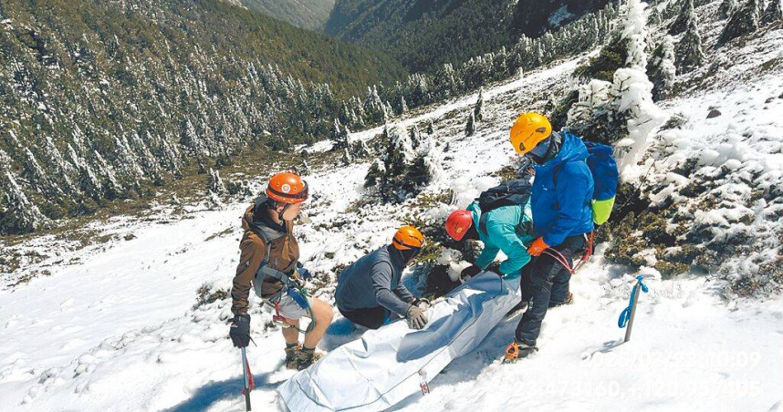 中鋼公司1男1女工程師22日於玉山主峰及北峰叉路口墜谷身亡，玉管處提醒，高山仍有殘雪、結冰，登山勿掉以輕心。（圖／南投縣消防局提供／中國時報楊靜茹南投傳真）