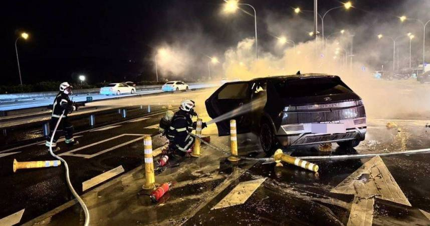 國道1號楊梅休息站今年1月25日晚間發生嚴重車禍。(圖/桃園消防局提供)