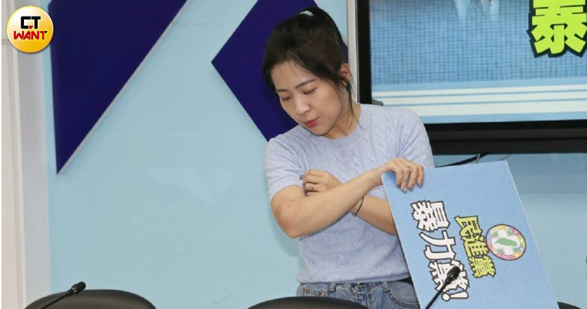 國民黨立委徐巧芯（圖）正面臨罷免風暴核心，同選區資深市議員秦慧珠直言前立委費鴻泰隨時可「補位」。（圖／黃鵬杰攝）