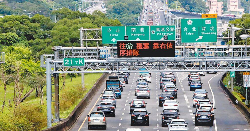 公路局預估，清明連假掃墓車潮將集中於4月3日至4日上午，觀光旅遊車潮於4月3日至5日湧現，返回工作地車潮則預估從4月5日下午至6日開始陸續出現。（圖／報系資料照）