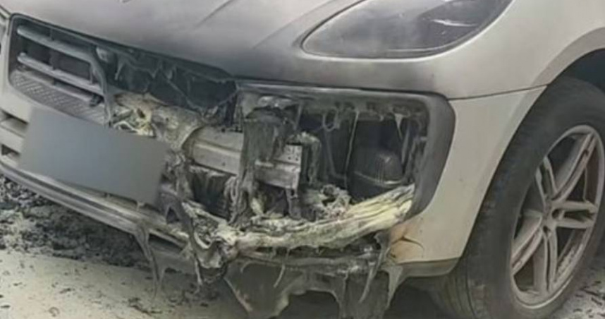 女子清明祭祖燒紙錢引發火警，保時捷車頭被燒毀。（圖／翻攝自微博）