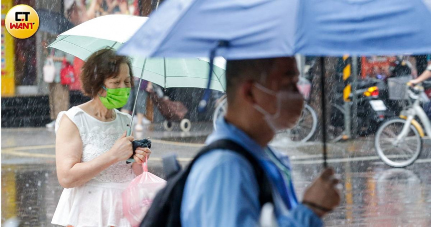 今日鋒面通過台灣，中部以北地區有陣雨或雷雨。（圖／黃耀徵攝）