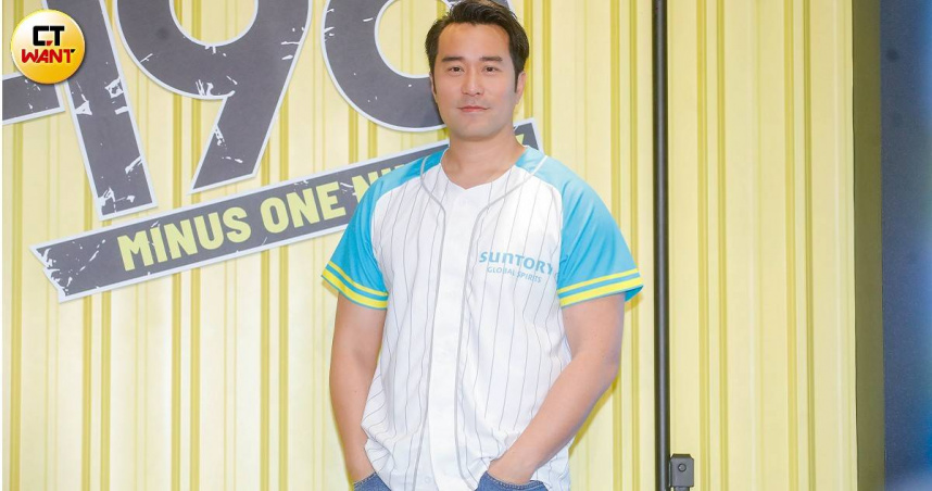 張孝全近日忙宣傳新片《器子》，透露當初為了詮釋棒球教練，還買了一組練球棒玩具回家練習。（圖／趙文彬攝）