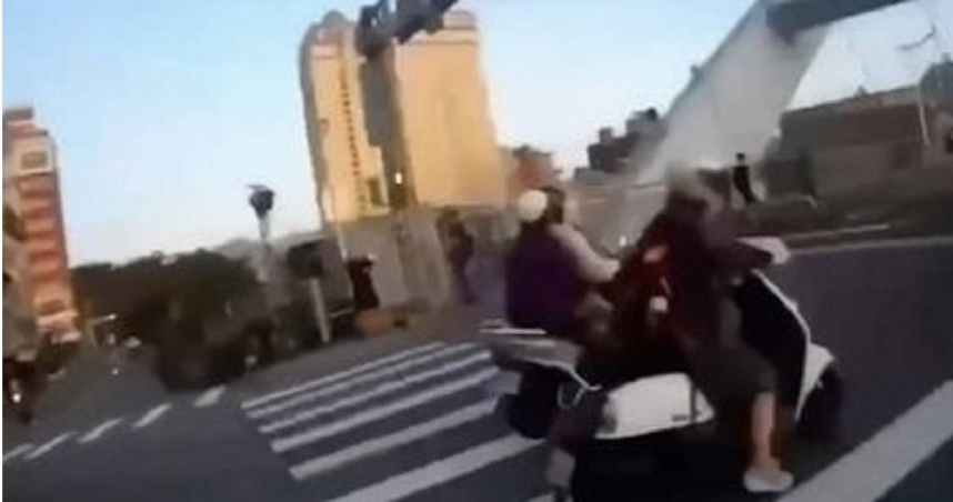 女騎士裙擺卡機車警員巧妙解困暖心救援。（圖／翻攝畫面）