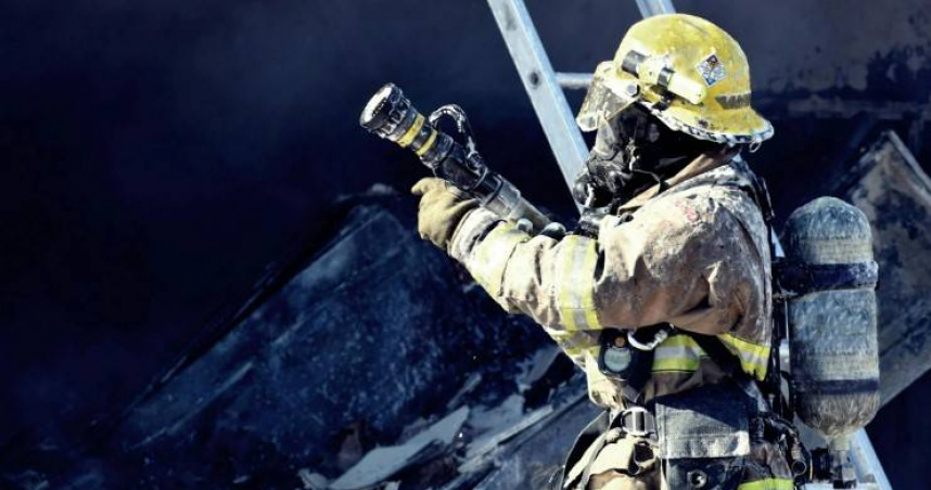 高雄市仁武區某公寓火警，疑電動機車充電起火，消防員迅速疏散住戶灌救。（示意圖／翻攝Pexels）