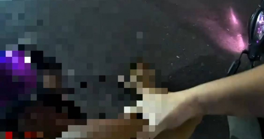 成州所警員謝獻鋒巡邏時遇上酒駕的柯男，柯男卻攔檢不停，被謝員拉下車壓制。（圖／翻攝畫面）