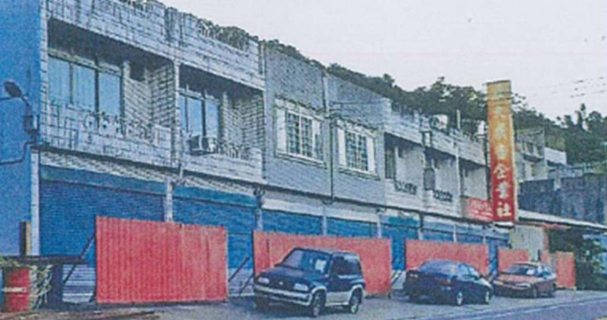 新竹縣關西鎮一處建物門口自2020年起遭人於門前設置鐵皮圍籬，嚴重影響通行。（圖／監察院提供）