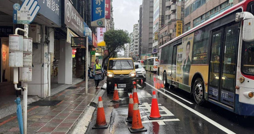 新北市昨（11）日下午3時許永和區中正路傳出地面塌陷，由新北市養工處進駐維修。（圖／翻攝畫面）