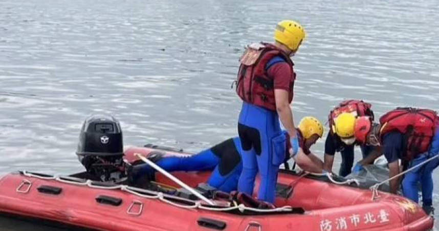 台北橋下驚見浮屍漂在水面，警消打撈大體送上岸後，初判死者為年約50歲男子。（圖／翻攝畫面）