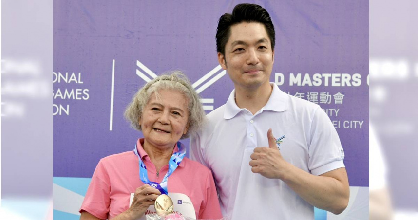 世壯運短跑項目18日登場，「噴射機阿嬤」林潘秀雲（左起）在女子100公尺項目中奪金，台北市長蔣萬安親自頒發獎牌。（圖／中國時報記者范揚光攝）