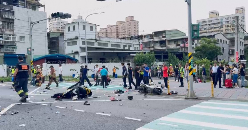 新北市三峽區19日下午發生嚴重車禍，75歲男駕駛衝撞國小放學人群，導致16人受傷，當中有4名學生無生命跡象。（圖／翻攝畫面）
