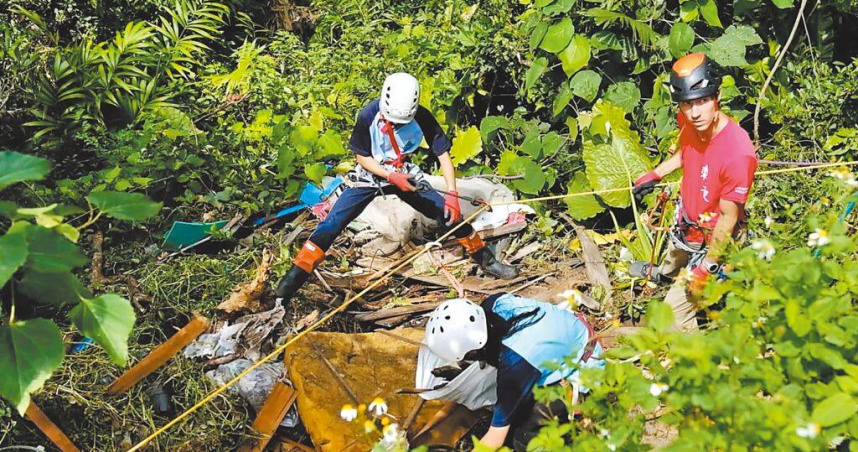 花蓮縣秀林國中「繩索隊」23日至25日前往台東縣東河鄉，以繩索垂降方式清出金樽湧水溪沿岸邊坡1.7公噸垃圾。（圖／翻攝畫面）