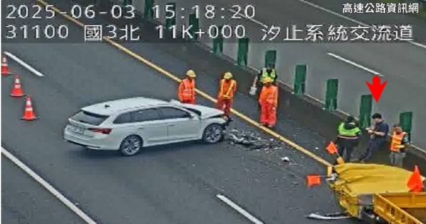 高速飆車猛撞緩撞車。( 圖/翻攝畫面)