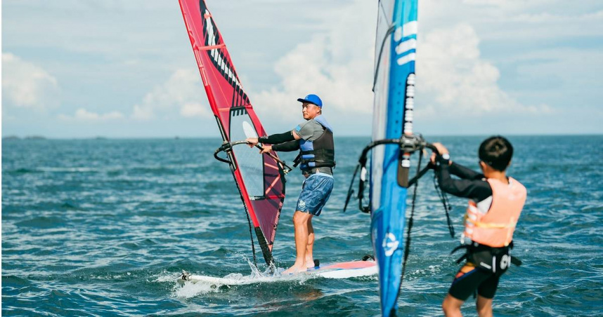 李銘順挑戰風帆跨島嘆掉進水裡再爬上來很麻煩。（圖／公視提供）