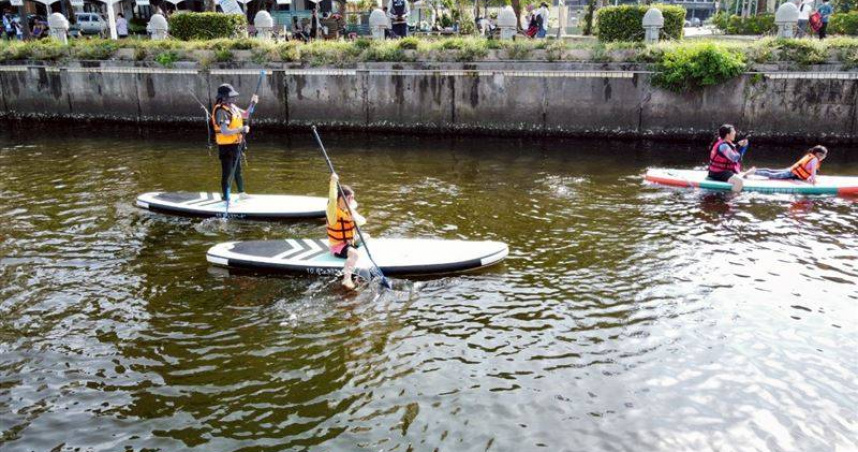 高雄市水中運動協會昨日在愛河舉辦免費的「獨木舟SUP水域體驗營」。（圖／翻攝自高雄市水中運動協會臉書）