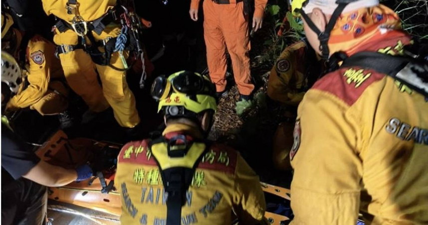 夫妻車墜大雪山50米谷底，消防連夜生死救援。（圖／翻攝畫面）