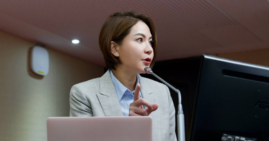 針對大樹地區山坡地開發爭議，陳菁徽批評，現行公有地可免除環評程序，相當不合理，他將先提出臨時提案要求立即補強太陽光電的環評制度，同時也要補起目前明顯的法規破口。（圖／陳菁徽臉書）