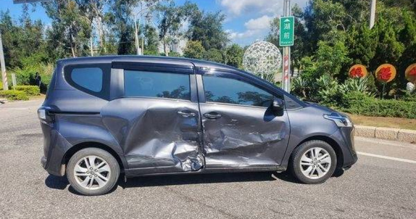 休旅車亂闖撞上轎車險釀禍。（ 圖／翻攝畫面）