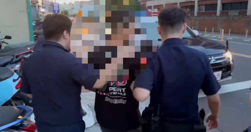 蘆洲警為遏止擾民亂象展開聯合稽查，查到騎乘無牌改裝車的廖男。（圖翻攝畫面）