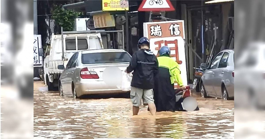 中央氣象署持續針對金門發布大雨特報，部分主要道路疑因附近工程泥沙阻塞排水溝，造成雨水排泄不及大量積水，還有機行經過因積水過深直接拋錨，只能下來牽車，涉水而過。（圖／民眾提供）