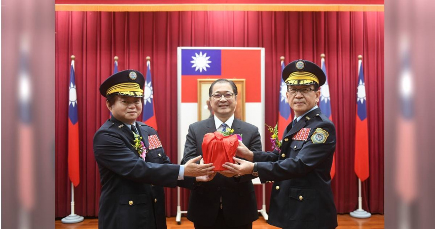 法務部長鄭銘謙（中）主持卸、新任矯正署長周輝煌（左）、林憲銘（右）交接典禮。（圖／矯正署提供）