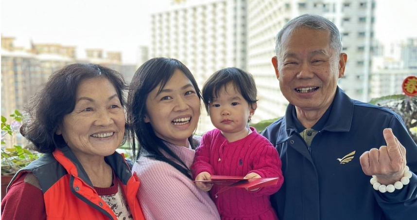 新北市議員鄭宇恩出身政治世家，父親代表民進黨多次參選，母親則是曾任台北縣市民代表，如今父母都已退休，含飴弄孫好不快樂。（圖／鄭宇恩提供）