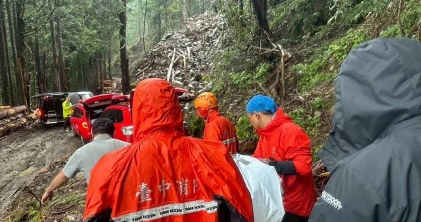 搜救人員協助將男子遺體運送下山。（圖／民眾提供）