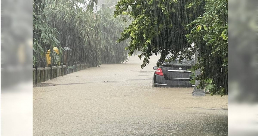 南投市大雷雨不斷，小溪橋的水滿出來，造成附近軍功里巷弄淹水，水深達半個輪胎高。（民眾提供／楊靜茹南投傳真）