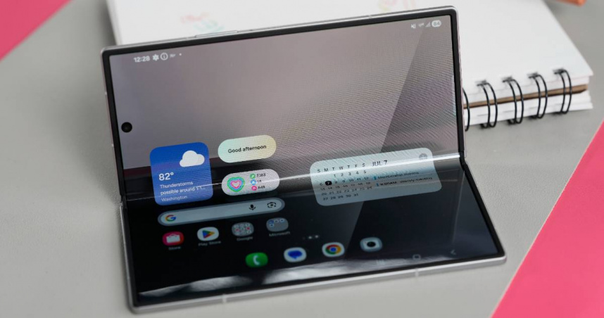 蘋果首款折疊iPhone傳明年登場。（示意圖／三星新款手機／美聯社）