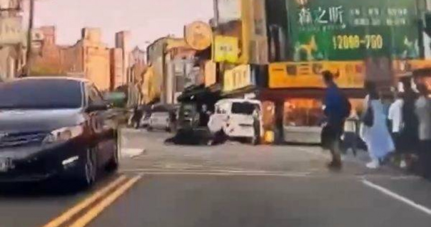 12歲女童急穿路口遭酒駕機車猛撞。（圖／翻攝畫面）