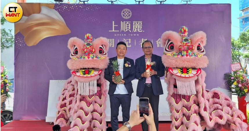 桃園大園客運園區「上順麗」正式公開，建商為旅行社起家的上順旅遊，圖為上順建築總經理李龍麒（左）、董事長李南山（右）。（圖／林榮芳攝）