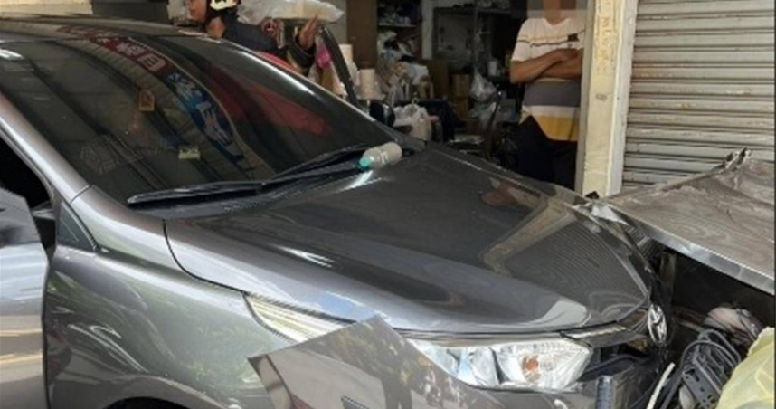 自小客車不明原因衝撞小吃店，導致店家生財器具東倒西歪，一片狼籍。（圖／讀者提供）