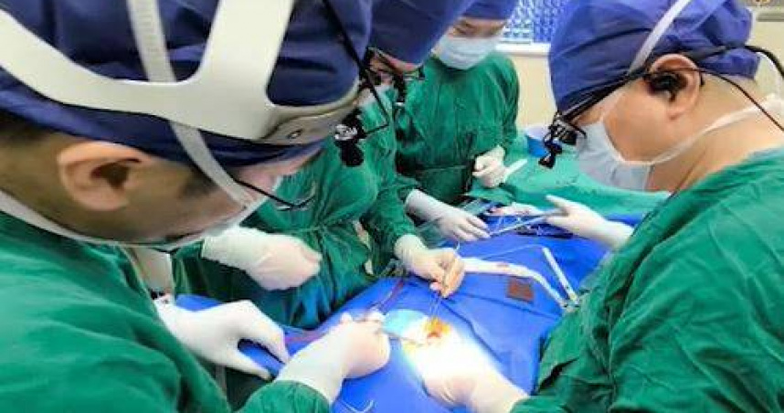 大陸上海長征醫院近日成功完成一例全球罕見的高難度頸椎手術。（圖／翻攝自微博）