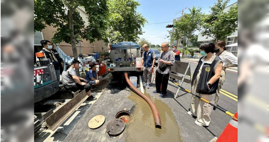 台中地檢署2024年啟動「黑水專案」，發現有不肖廢棄物清運業者在收受水肥及油汙等廢棄物後，勾結地下水道工程人員，在台中市北屯區當街把水肥灌入下水道，不法獲利高達517萬。（圖／翻攝畫面）