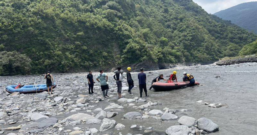7遊客隘寮溪受困消防急下艇救援。（圖 ／翻攝畫面）