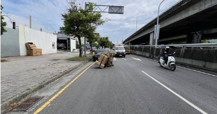 台中南屯區環中路上午傳出自小客撞行人後再輾過倒地行人車禍事故。（圖／民眾提供）
