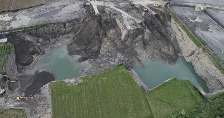 高雄美濃砂石遭盜採並回填廢棄物，檢警查扣涉案工具起訴15人。（圖／翻攝畫面）