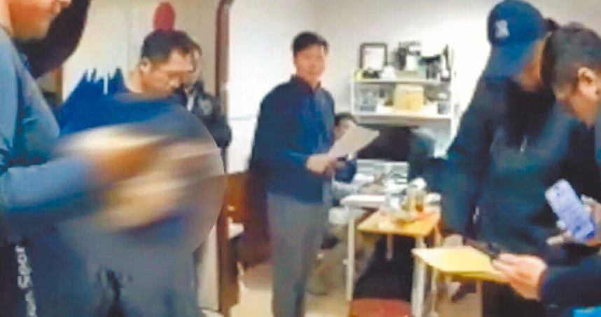 刑事局中部打擊犯罪中心偵破結合假交友、假投資的詐騙集團，逮捕28歲李姓嫌犯等16人。（圖／民眾提供／中國時報李京昇台中傳真）