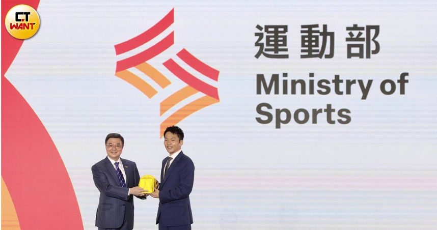 行政院長卓榮泰（左）將印信交給首任運動部長李洋（右）。（圖／黃耀徵攝）