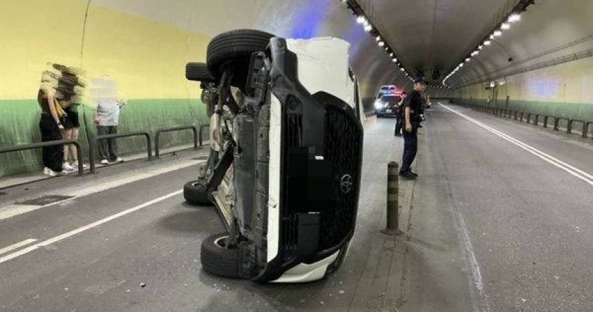 白色休旅車深夜翻覆駕駛奇蹟無傷」。（圖 ／翻攝畫面）