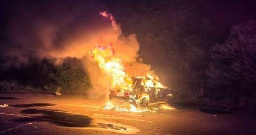 安平漁光島凌晨火燒車。（圖／翻攝畫面）