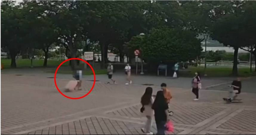 40歲陸配媳婦用粉色行李箱裝婆婆遺體。（圖／翻攝畫面）